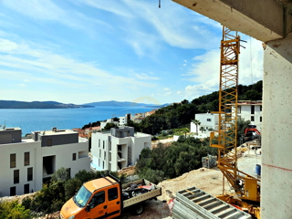 Dvosobni penthouse z razgledom na morje in strešno teraso na Čiovu, območje Salduna blizu kampa Rožac - 72 m2 + 85 m2 strešne terase